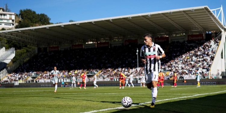 Andrea Silipo batte un angolo con l'Ascoli (da facebook.com/ascolicalcio1898fc)