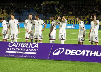 Il Cosenza in campo prima di una partita (da facebook.com/ilcosenzacalcio)