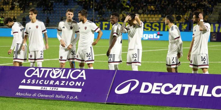 Il Cosenza in campo prima di una partita (da facebook.com/ilcosenzacalcio)