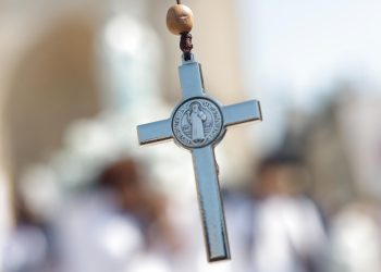 Dettaglio di un rosario nel giorno dell'Assunzione, Parigi, 15 agosto 2025 (Ansa)