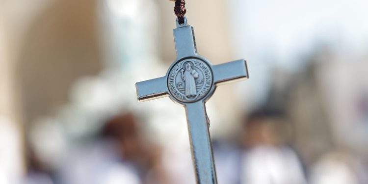 Dettaglio di un rosario nel giorno dell'Assunzione, Parigi, 15 agosto 2025 (Ansa)