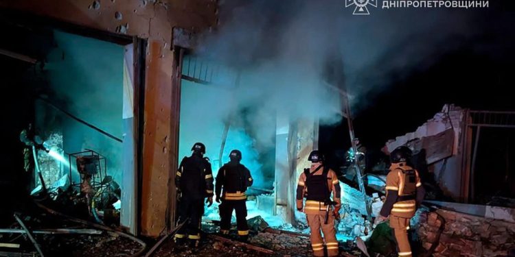 Dopo un attacco russo a Kryvyi Rih, regione di Dnipropetrovsk, 23 febbraio 2025 (EPA/STATE EMERGENCY SERVICE OF UKRAINE)