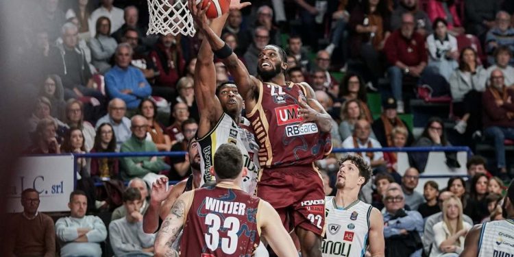 Jordan Parks a canestro con la Reyer Venezia (da facebook.com/ReyerVenezia)