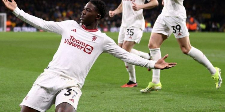 Kobbie Mainoo con la maglia del Manchester United (Foto: Web)