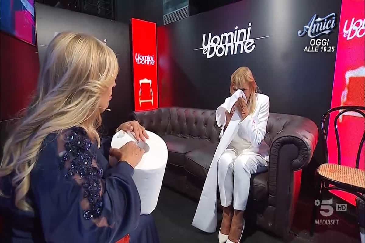 gemma galgani abbraccia tina cipollari a uomini e donne