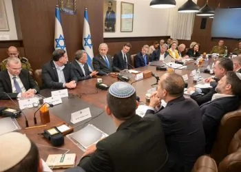 Israele. La riunione di governo che ha detto sì all'accordo. A fianco di Netanyahu si riconoscono Steve Witkoff e Jared Kushner. 9 ottobre 2025 (Ansa)