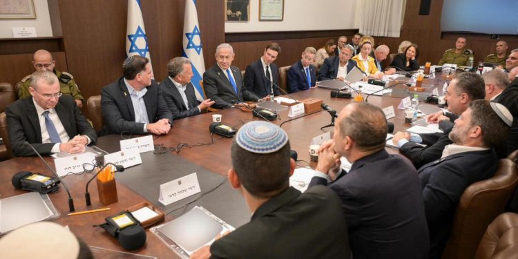 Israele. La riunione di governo che ha detto sì all'accordo. A fianco di Netanyahu si riconoscono Steve Witkoff e Jared Kushner. 9 ottobre 2025 (Ansa)