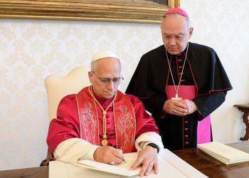 Papa Leone XIV mentre firma l'Esortazione apostolica "Dilexi Te" (Ansa)