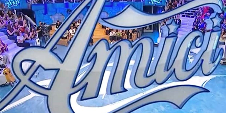 Amici, due cantanti si sono innamorate dopo il programma (Screen Witty Tv)