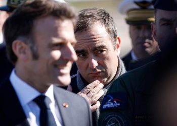 Sébastien Lecornu (c), a sinistra Emmanuel Macron (Ansa)