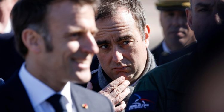 Sébastien Lecornu (c), a sinistra Emmanuel Macron (Ansa)