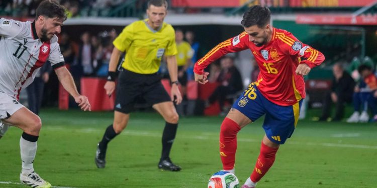 Alex Baena in azione con la Spagna (Foto ANSA)