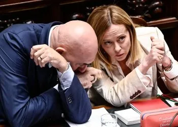 La presidente del Consiglio Giorgia Meloni (d) con il ministro della Difesa Guido Crosetto (Ansa)