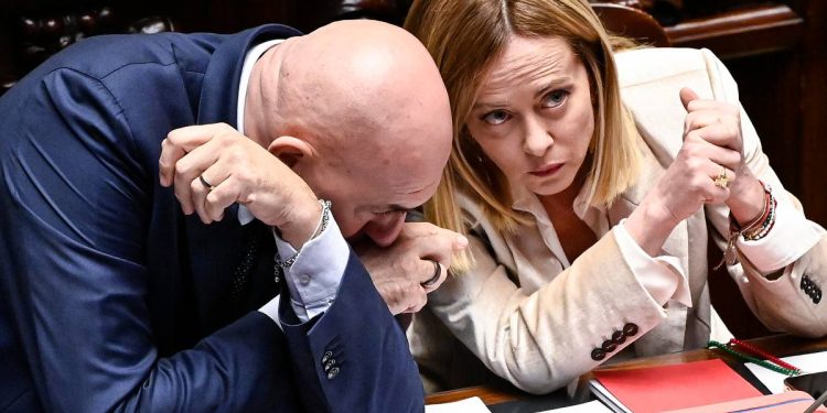 La presidente del Consiglio Giorgia Meloni (d) con il ministro della Difesa Guido Crosetto (Ansa)