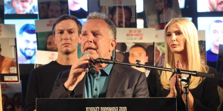 Jared Kushner, Steve Witkoff e Ivanka Trump a Tel Aviv, nella cosiddetta "Hostages Square" (Ansa)