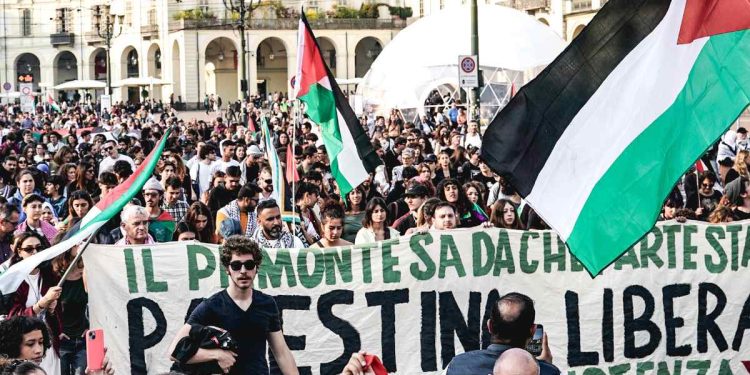 Corteo per la pace a Gaza, Torino, 11 ottobre 2025 (Ansa)