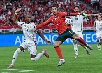 Loic Nego contrasta Cristiano Ronaldo in Ungheria Portogallo (Foto ANSA)