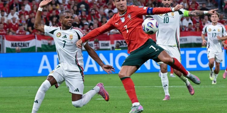 Loic Nego contrasta Cristiano Ronaldo in Ungheria Portogallo (Foto ANSA)
