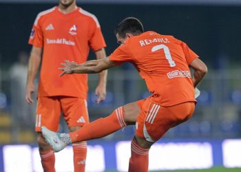 Guillaume Renault calcia una punizione con l'Alcione Milano (da facebook.com/Alcione1952)