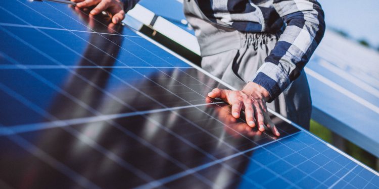 Operaio su un pannello fotovoltaico