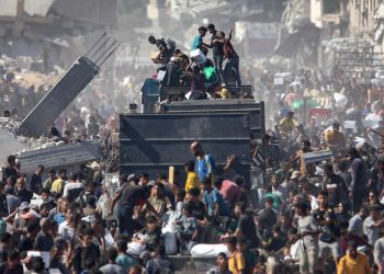 Palestinesi prendono aiuti da un camion arrivato a Khan Yunis, Striscia di Gaza, 12 ottobre 2025. EPA/HAITHAM IMAD