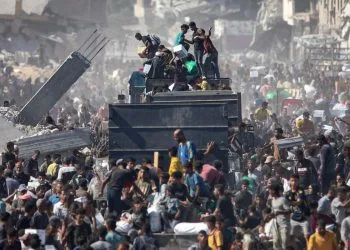 Palestinesi prendono aiuti da un camion arrivato a Khan Yunis, Striscia di Gaza, 12 ottobre 2025. EPA/HAITHAM IMAD