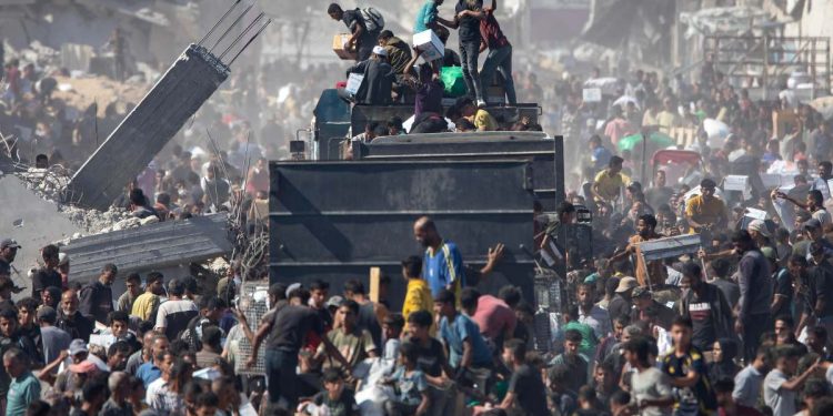 Palestinesi prendono aiuti da un camion arrivato a Khan Yunis, Striscia di Gaza, 12 ottobre 2025. EPA/HAITHAM IMAD
