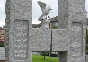 Irlanda. Bogside, Derry: monumento all'H-Block, in memoria dei morti nello sciopero della fame (foto Wilson44691, da Wikipedia)