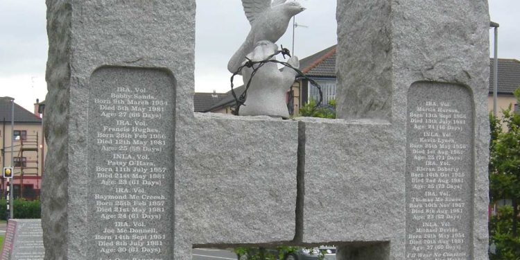 Irlanda. Bogside, Derry: monumento all'H-Block, in memoria dei morti nello sciopero della fame (foto Wilson44691, da Wikipedia)