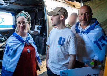 Il ricongiungimento di un ostaggio liberato, Eitan Mor, con i suoi cari (Ansa)