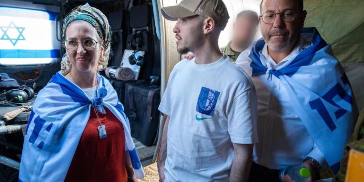 Il ricongiungimento di un ostaggio liberato, Eitan Mor, con i suoi cari (Ansa)