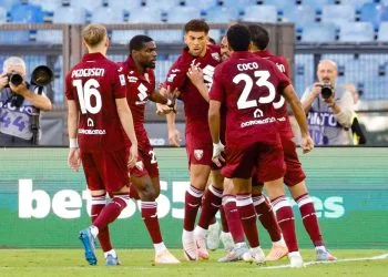 Ché Adamas esulta con i compagni del Torino (Foto ANSA)