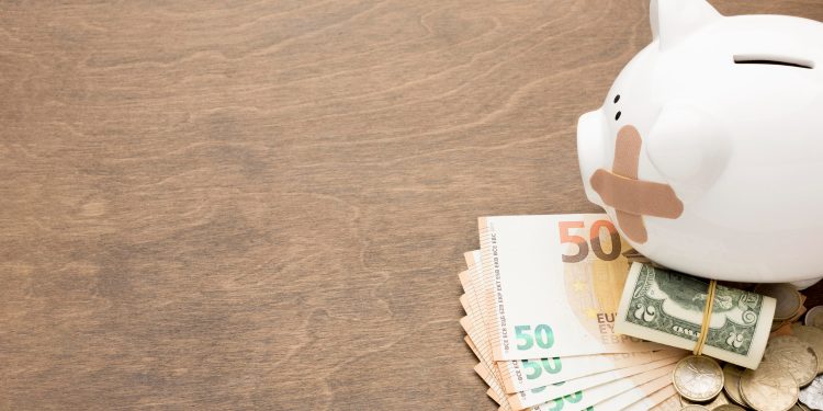 Salvadanaio con euro