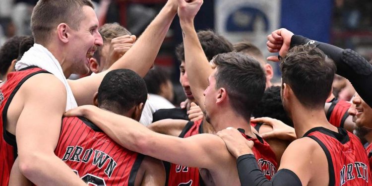 Il gruppo della Pallacanestro Trieste (da facebook.com/PallacanestroTrieste)