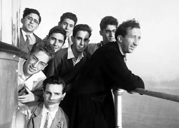 Luigi Giussani (1922-2005) durante una gita al faro di Portofino, nel 1955 (Ansa)