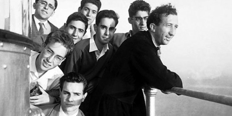 Luigi Giussani (1922-2005) durante una gita al faro di Portofino, nel 1955 (Ansa)