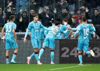 Il Cagliari esulta al Bluenergy Stadium di Udine (Foto ANSA)