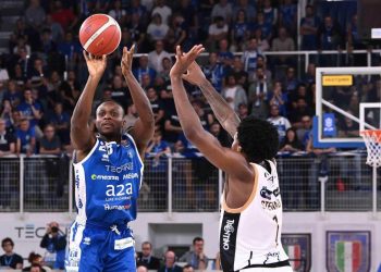 David Cournooh al tiro con la Germani Brescia (da facebook.com/pallacanestrobrescia)