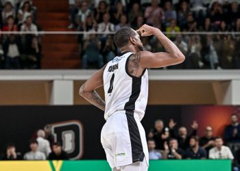 Justin Gorham esulta con la Bertram Tortona (da facebook.com/DerthonaBasket)