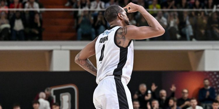 Justin Gorham esulta con la Bertram Tortona (da facebook.com/DerthonaBasket)