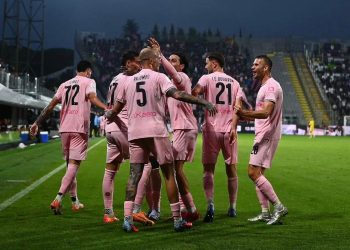 Il Palermo festeggia in campo (da facebook.com/palermofficial)