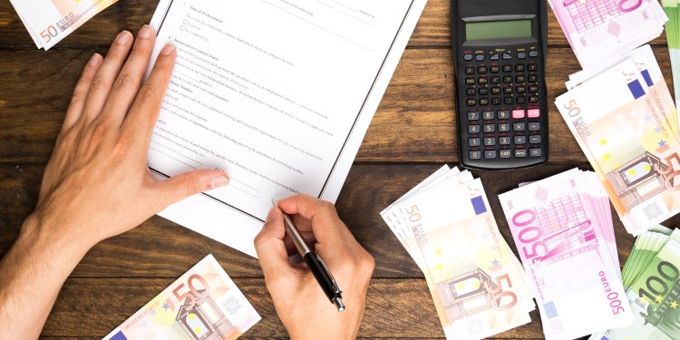 Banconote in euro sul tavolo