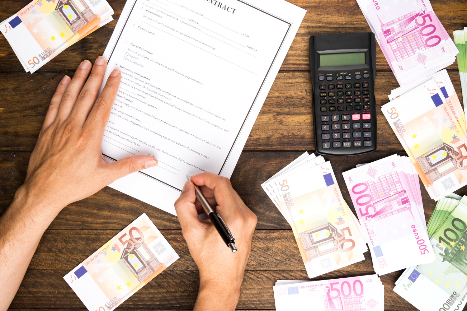 Banconote in euro sul tavolo