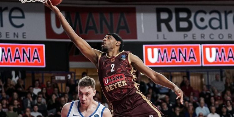 Un layup di Chris Horton con la Reyer Venezia (da facebook.com/ReyerVenezia)