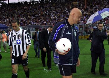 Pierluigi Collina, con Antonio Conte, testa il terreno del Curi durante Perugia Juventus del 2000 (Foto ANSA)