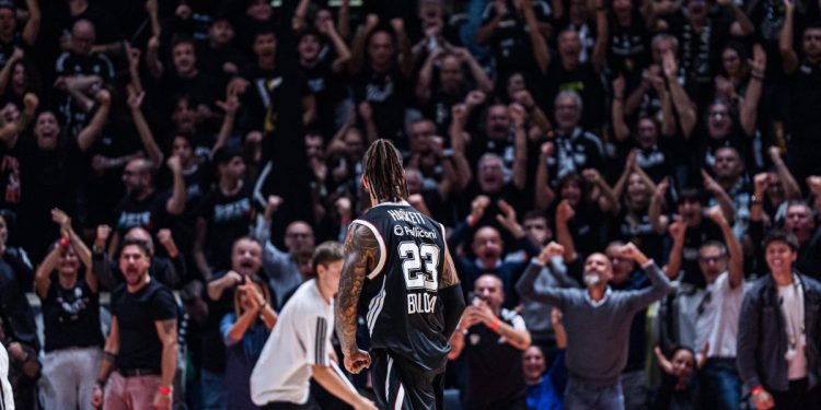 Daniel Hackett esulta con la Virtus Bologna al PalaDozza (da facebook.com/virtusbologna)