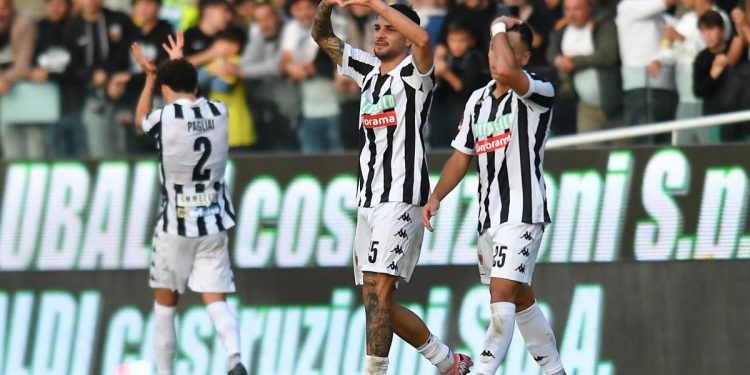 Simone D'Uffizi e Andrea Rizzo Pinna esultano con l'Ascoli (da facebook.com/ascolicalcio1898fc)