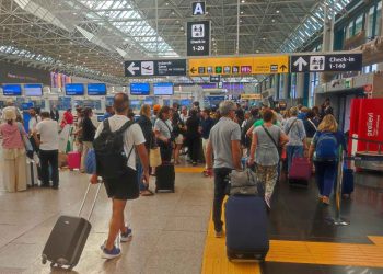 Viaggiatori a Fiumicino (Ansa)