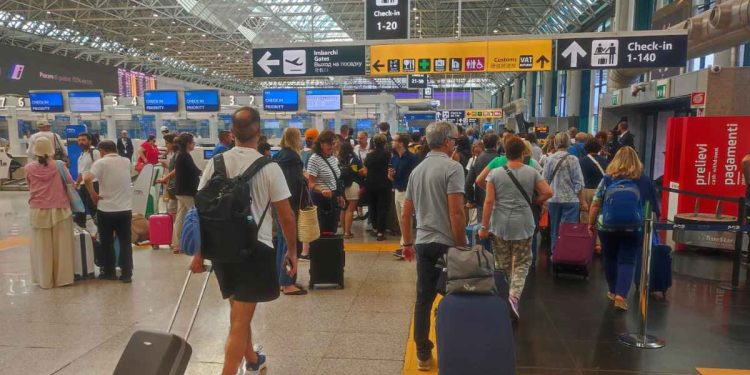 Viaggiatori a Fiumicino (Ansa)