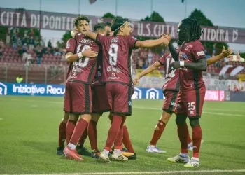 Il Pontedera esulta dopo un gol (dal profilo Facebook del Pontedera)